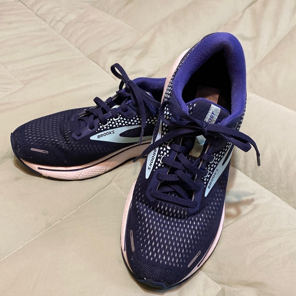 Blue Brooks Ghost 14 Woman’s Tennis Shoe in Size 10.